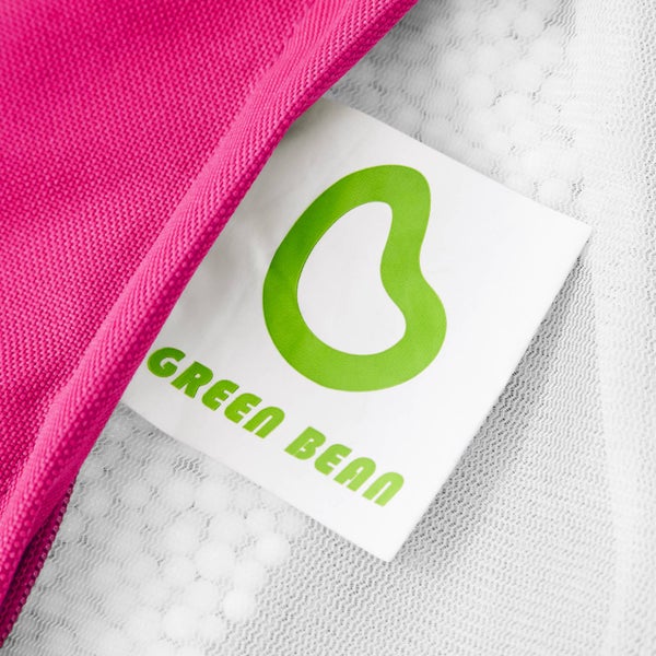 Detailansicht eines Textiletiketts der Marke Green Bean an einem Textilprodukt.