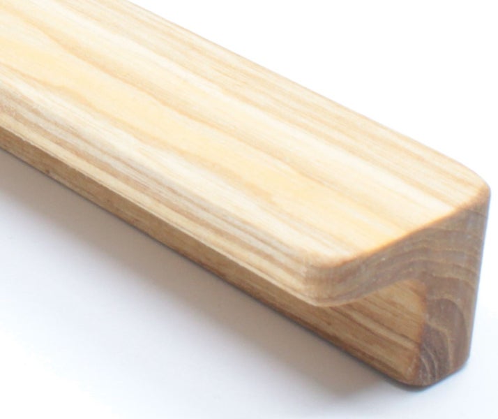 Holzleiste aus hellem Holz im Detail