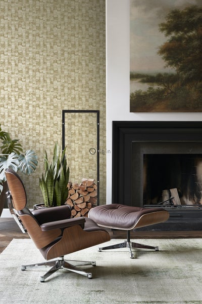 Wohnzimmer mit Sessel, Ottomane, Kamin und gemusterter Tapete