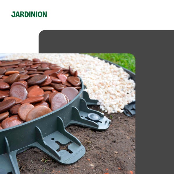 Nahaufnahme einer Rasenkante mit Ziersteinen im Garten