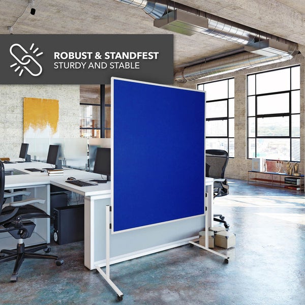 Blaue mobile Trennwand auf Rollen in einem hellen, geräumigen Büro im Industriedesign mit Hinweis auf Robustheit und Standfestigkeit.