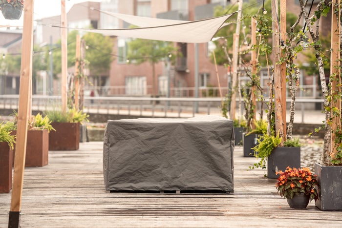 Gartenszene mit Möbelabdeckung, Pflanzkästen und Sonnensegel