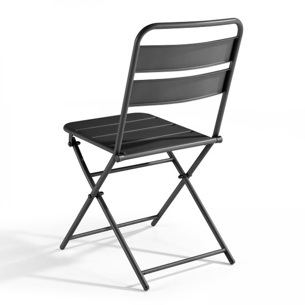 Grauer Outdoor-Sitzsack auf einer Holzterrasse an einem Pool.