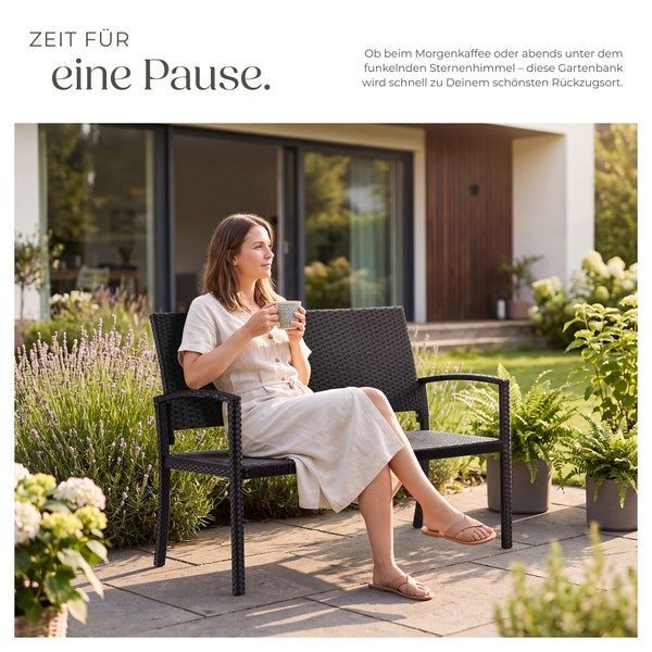 Eine Frau sitzt auf einer Gartenbank aus Kunststoffgeflecht auf einer Terrasse mit Lavendel und Pflanzen vor einem modernen Wohnhaus.