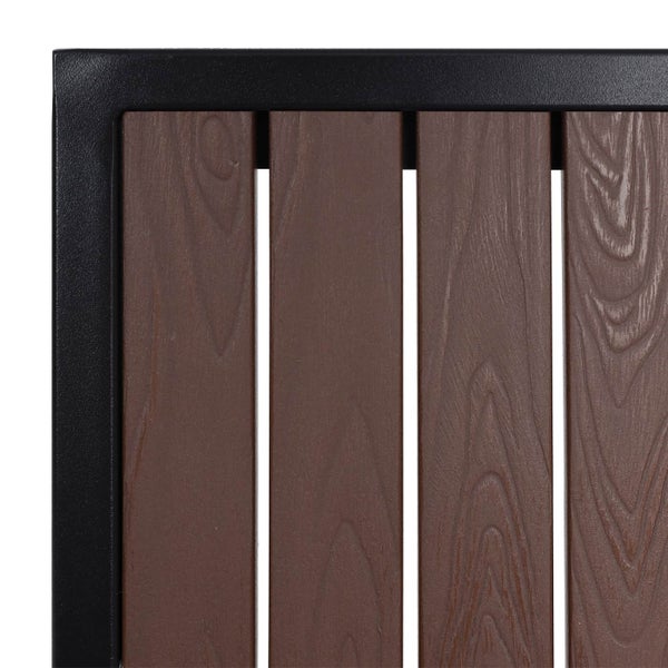 Detailansicht eines Gartenmöbels mit braunen Kunststofflatten und schwarzem Metallrahmen