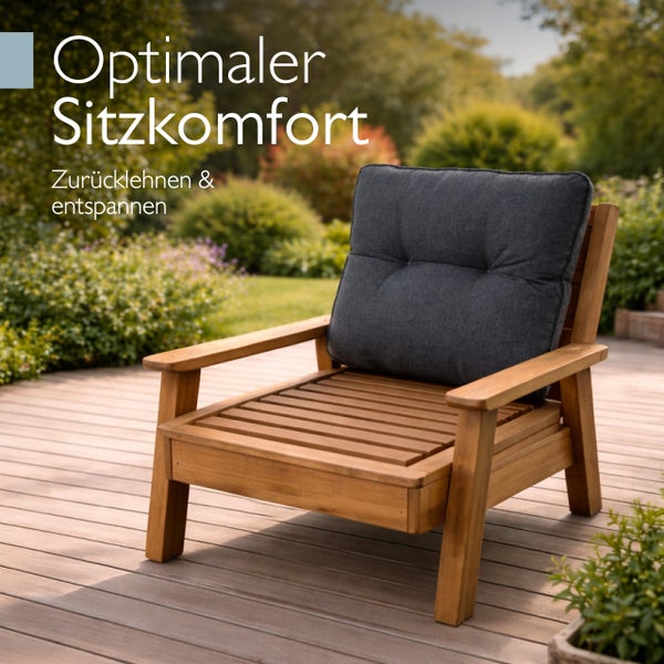 Gartensessel aus Holz mit bequemem Sitzpolster auf einer Holzterrasse im Freien.