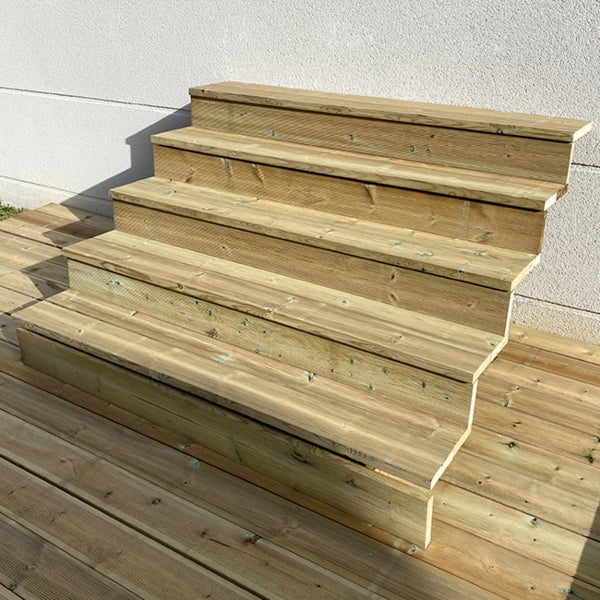 Holztreppe mit vier Stufen für den Außenbereich