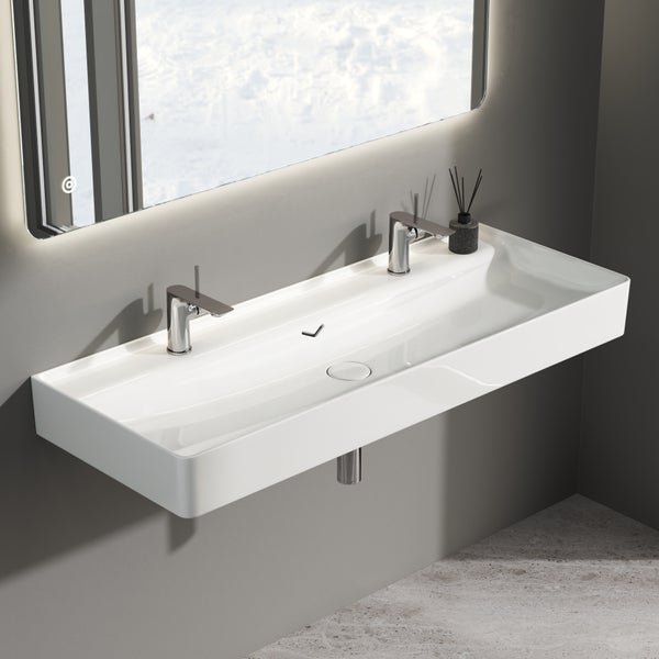 Modernes, rechteckiges Doppelwaschbecken aus Keramik zur Wandmontage in einem Badezimmer mit zwei verchromten Armaturen und beleuchtetem Spiegel.