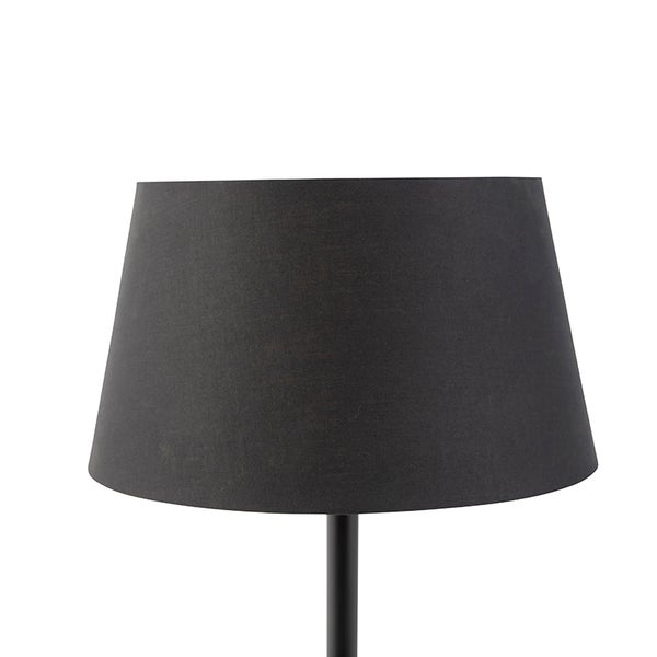 Schwarzer konischer Lampenschirm aus Textil auf einem schwarzen Standrohr.