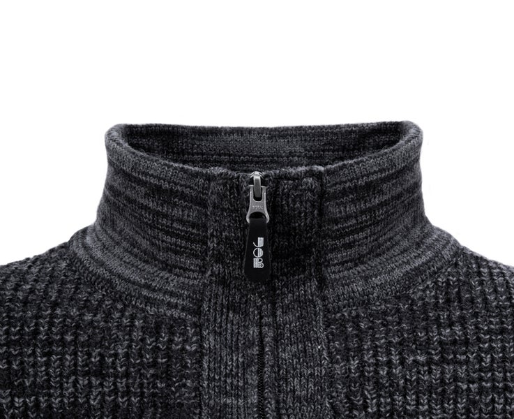 Detailaufnahme einer dunkelgrauen Strickjacke mit Stehkragen und Reißverschluss.
