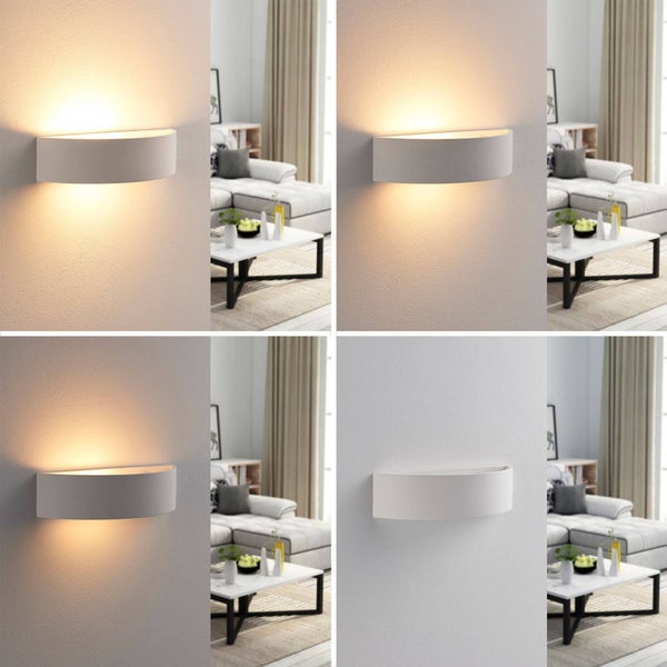 Moderne halbrunde Wandleuchte in einem hellen Wohnzimmer mit Sofa und Couchtisch, die Licht nach oben und unten strahlt.