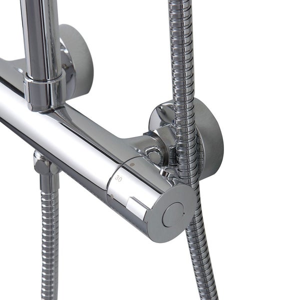 Detailaufnahme einer Duscharmatur mit Temperaturregler und Brauseschlauch