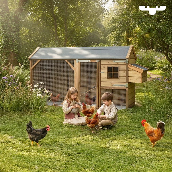 Hühnerstall mit spielenden Kindern und Hühnern im Garten