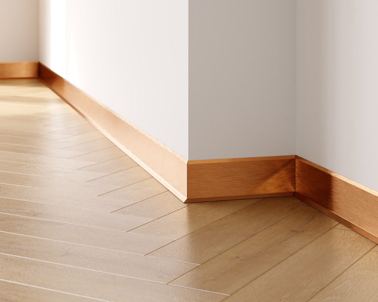 Innenraum mit Holzboden im Fischgrätmuster und Holzfußleisten