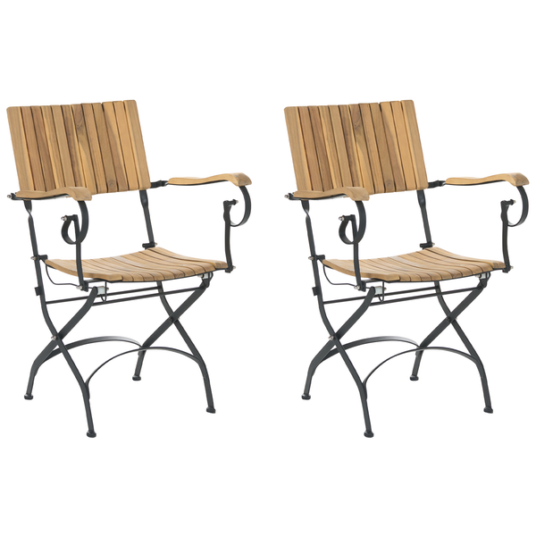 Zwei Gartenklappstühle mit Teakholzlatten und schwarzem Metallgestell mit Armlehnen.