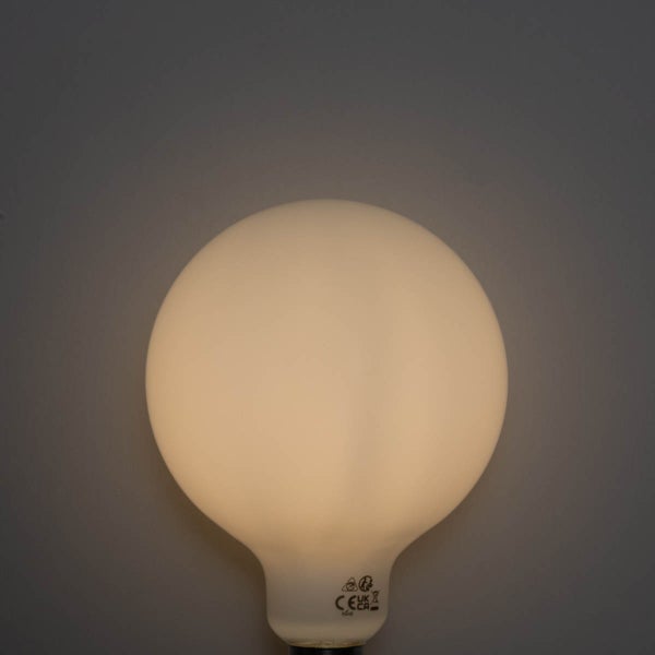 Große runde LED-Globelampe aus mattem Glas im leuchtenden Zustand.