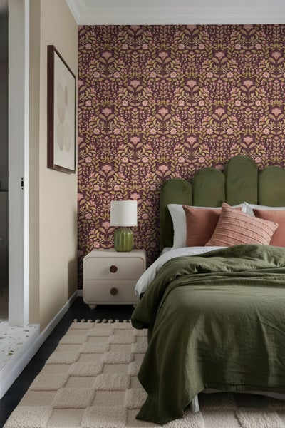 Schlafzimmer mit gemusterter Tapete, Bett und Nachttisch