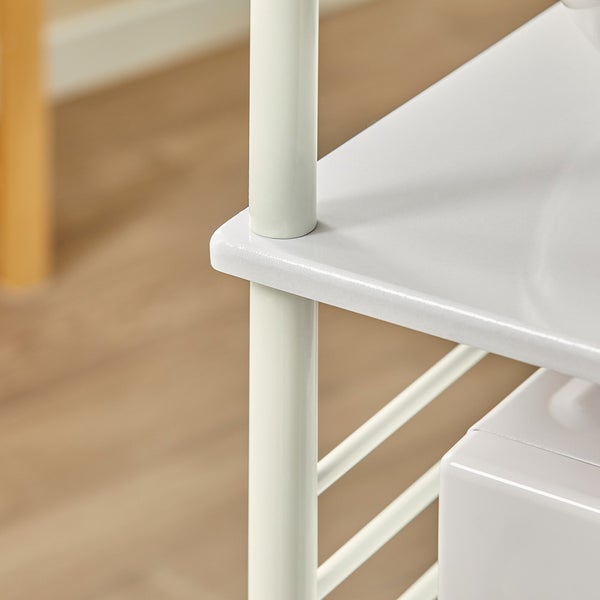 Detailansicht eines Metallregals mit Ablageflächen