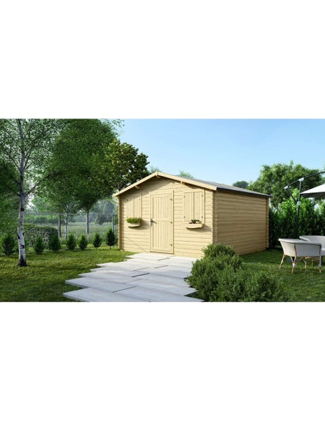 Klassisches Gartenhaus aus Holz in einem hellen Garten mit Steinweg, Blumenkästen und Fensterläden.