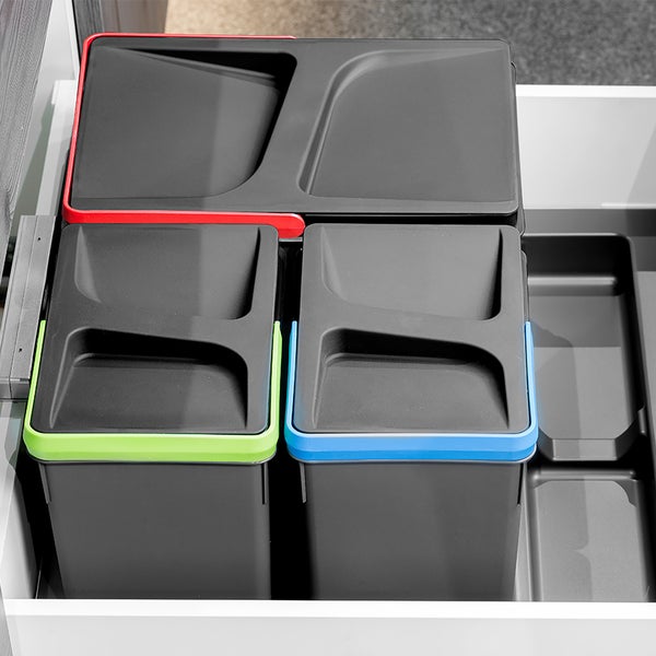 Mülltrennsystem mit drei Kunststoffbehältern und Deckeln in einer Küchenschublade für effizientes Recycling.