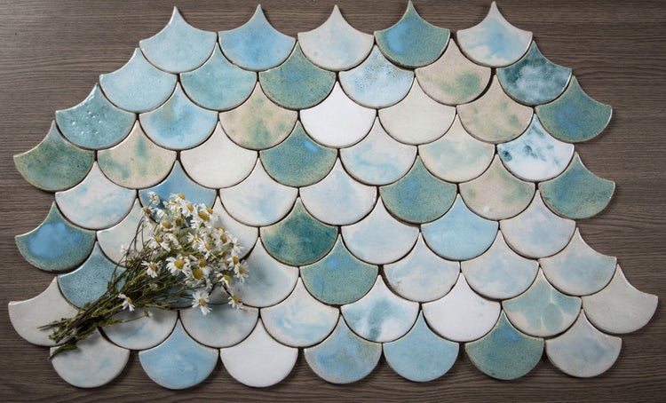 Fischschuppenfliesen mit Blumenbouquet