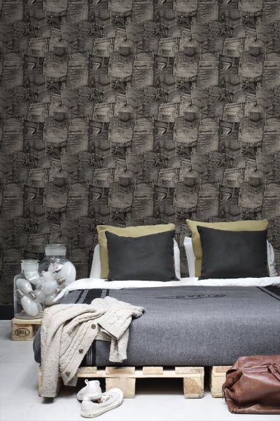 Schlafzimmer mit Jeanshosen Tapete, Bett auf Europaletten und dekorativen Glühbirnen in einem Glas