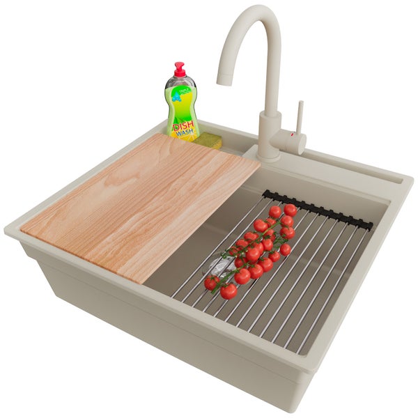 Küchenspüle mit Armatur, Schneidebrett, Abtropfgitter, Spülmittel und Tomaten