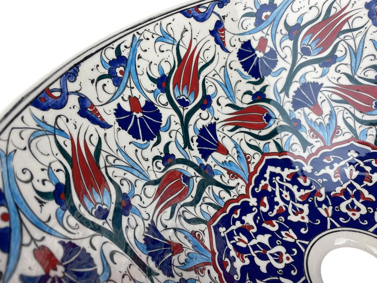 Detailansicht einer Keramikspüle mit floralem Muster im Iznik-Stil