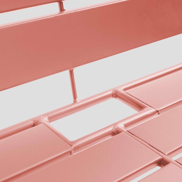 Nahaufnahme einer lachsfarbenen Gartenbank aus Metall mit Sitzfläche und Rückenlehne in Lattenoptik.