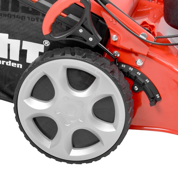 Nahaufnahme eines Rasenmäherrads mit der Einstellskala für die Schnitthöhe von 25 bis 75 Millimeter.