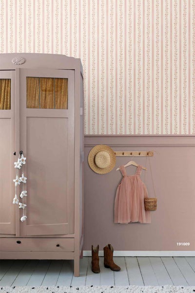 Zimmer mit gestreifter Blumentapete, einem Holzschrank und einer Hakenleiste mit Hut und Kleid.
