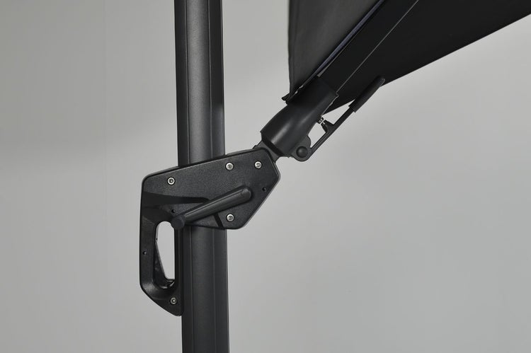 Nahaufnahme des Verstellmechanismus eines Ampelschirms mit Handgriff an einem Metallmast.