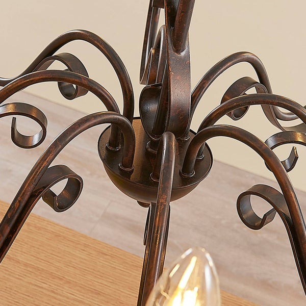 Detailansicht einer Deckenleuchte mit geschwungenen, dekorativen Elementen.