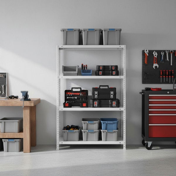 Weißes Metallregal in einer organisierten Werkstatt mit Werkzeugkoffer, Boxen, Werkbank und Werkzeugwagen.