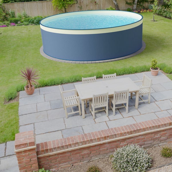 Gartenszene mit rundem Aufstellpool, Gartentisch und Stühlen auf einer Terrasse.