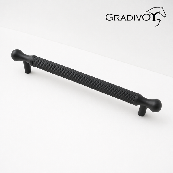 Schwarzer Möbelgriff von Gradivo aus Metall mit geriffelter Oberfläche und runden Endstücken.