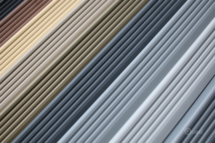 Verschiedene gerillte Terrassendielen aus Verbundwerkstoff in der Nahaufnahme.