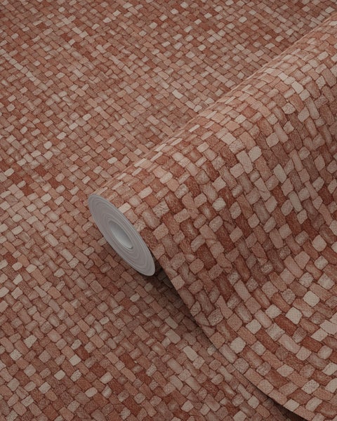 Rotbraune Vliestapete mit feiner Flechtoptik im Mosaik-Stil.