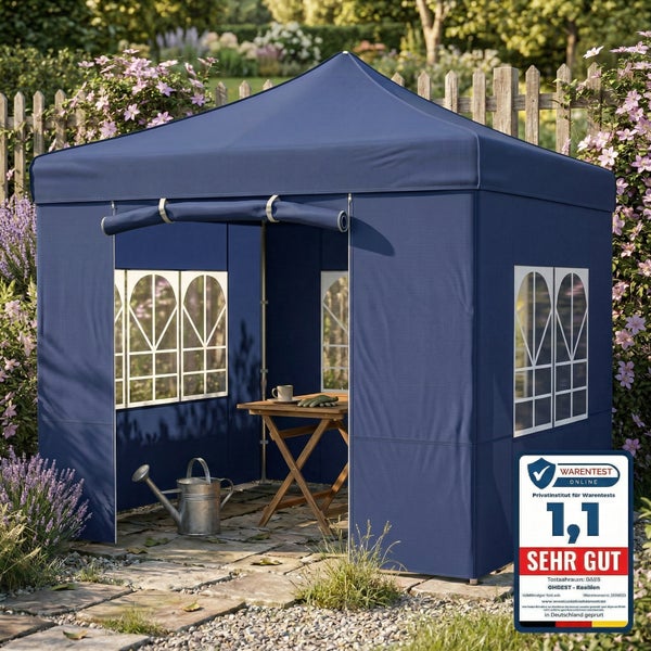 Blauer Gartenpavillon mit Seitenwänden und Rundbogenfenstern auf einer Steinterrasse im Garten. Warentest Online Testurteil sehr gut.