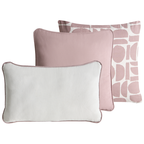 Drei dekorative Kissen in verschiedenen Formen und Mustern.