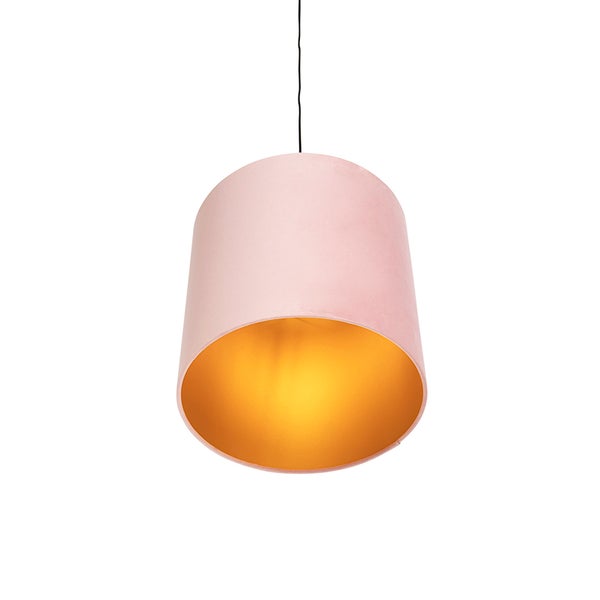 Pendelleuchte mit zylindrischem Schirm aus rosa Samt und goldfarbener Innenseite.