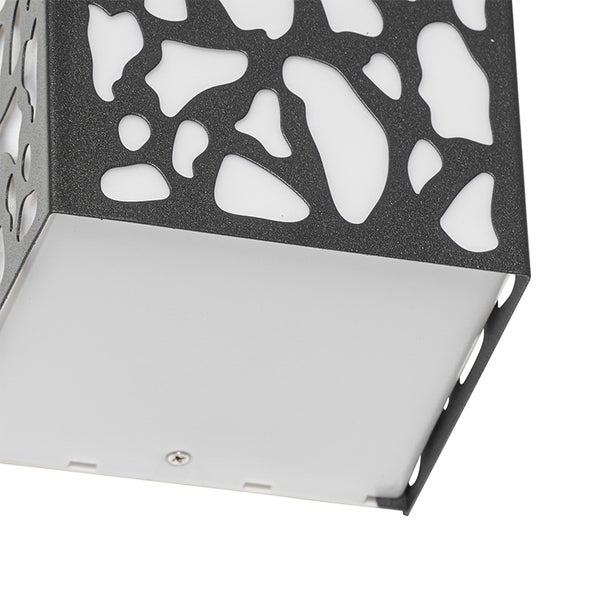 Wandleuchte in eckiger Form mit dekorativem organischem Metallmuster und weißem Diffusor.