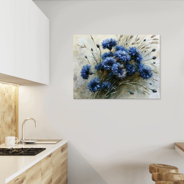 Wandbild mit Motiv von blauen Kornblumen in einer modernen Küche mit hellen Holzfronten und Arbeitsplatte.