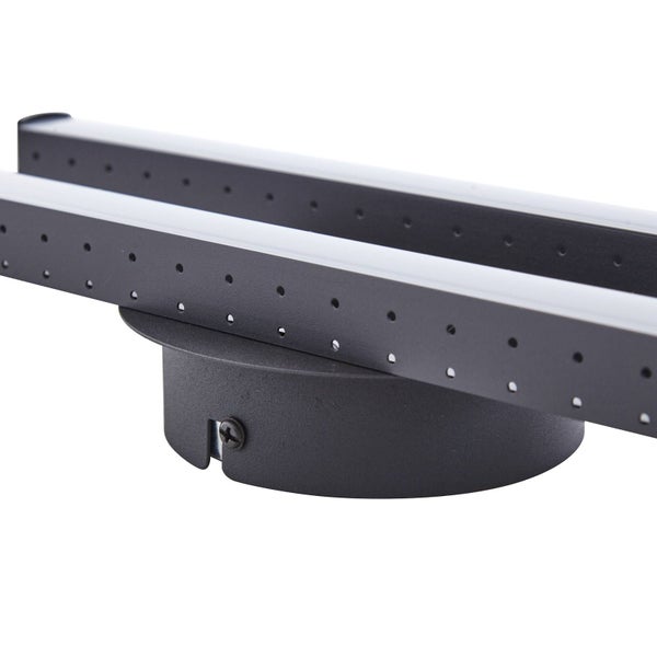 Moderne LED-Deckenleuchte aus schwarzem Metall mit zwei parallel verlaufenden Streben und Lochmuster auf kreisförmigem Sockel.