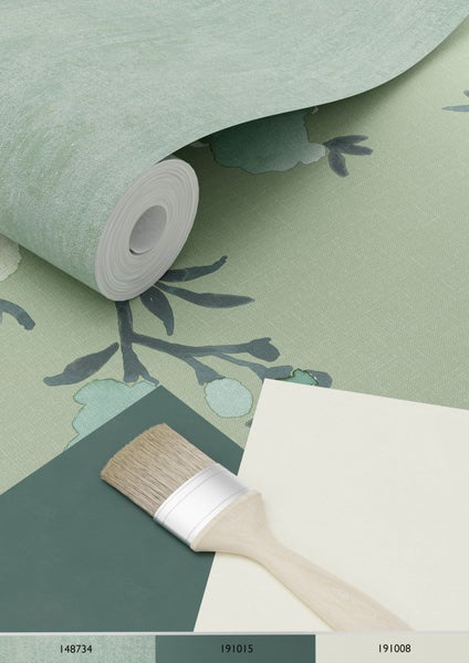 Tapetenrolle mit floralem Muster und Farbfeldern sowie Pinsel