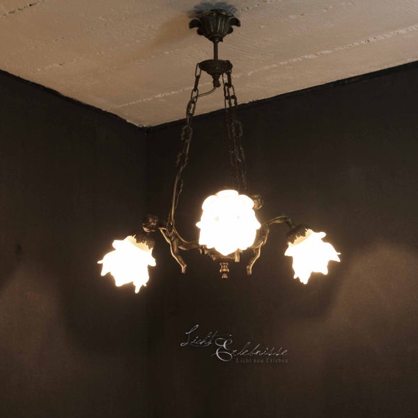 Deckenleuchte mit drei Leuchtenarmen und floralen Lampenschirmen