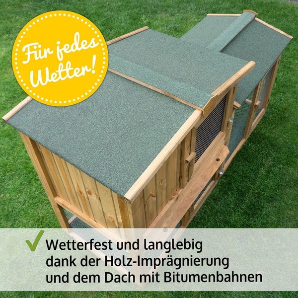 Zweistöckiger Kleintierstall aus imprägniertem Holz mit wetterfestem Bitumendach und Drahtgittertüren auf einer Rasenfläche.