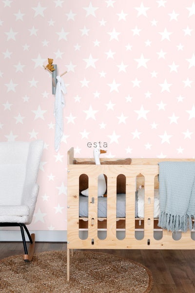Babyzimmer mit Gitterbett, Schaukelstuhl und Wand mit Sternmuster