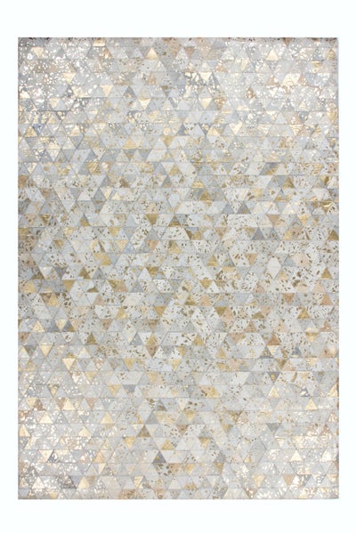 Teppich mit geometrischem Dreiecksmuster in Felloptik mit metallischen Akzenten.