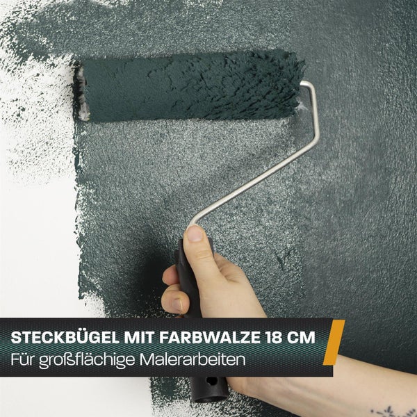 Farbwalze 18 Zentimeter mit Steckbügel beim Streichen einer Wand für großflächige Malerarbeiten.
